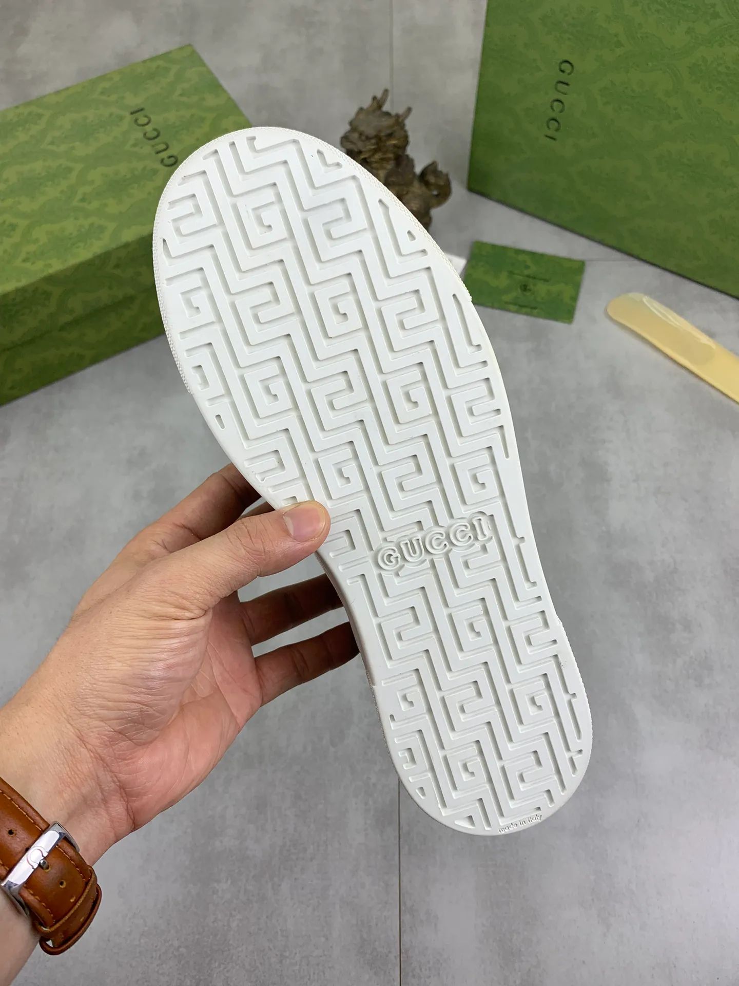 Men's shoes 💰P460💰[New model] (GUCCI) official website's latest 🎁🎁casual and fashionable men's shoes👟, hot style 💥 style is simple and elegant, exclusive for trendy men. Unique official website's latest brand double G elements Original 👑Gucci decoration, fashionable and generous, the fabric is original frosted calfskin✅Full imported sheepskin lining, the official website specifies wear-resistant, lightweight original rubber casual outsole, the classic model is taken in kind at the counter🎬38-44 Black or white optional